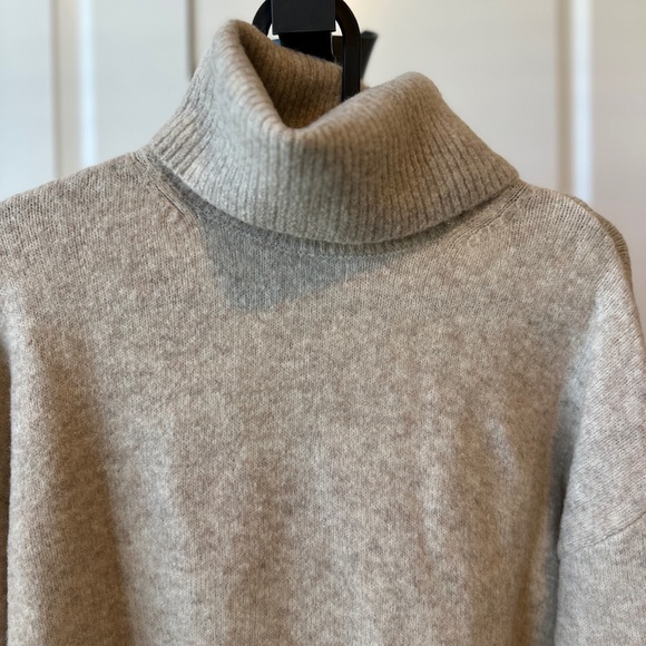 H&M cream color turtleneck sweater - Picture 3 of 5